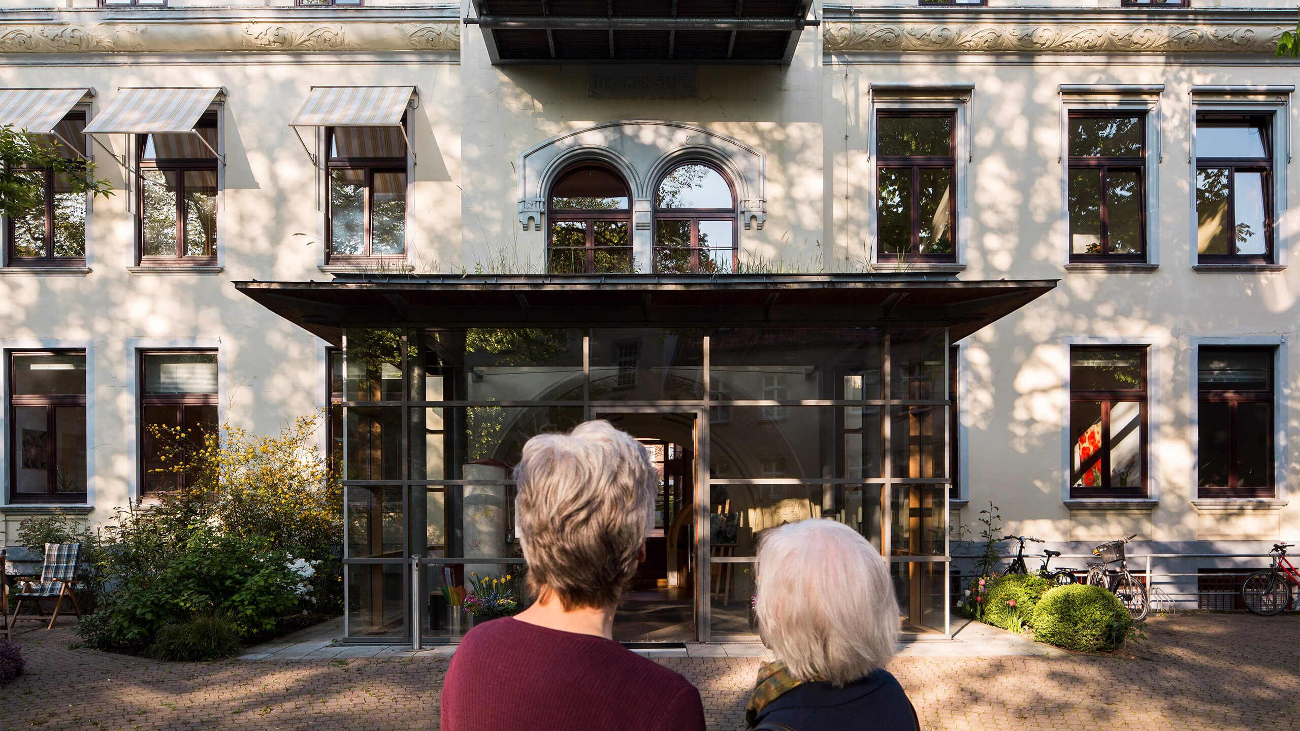 Hospiz im Helenenstift, vor dem Eingang